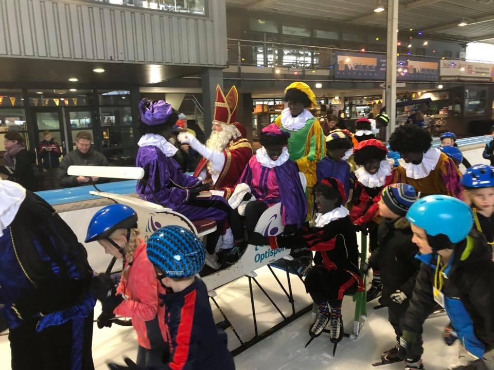 Sint en zijn schaatsende Pieten